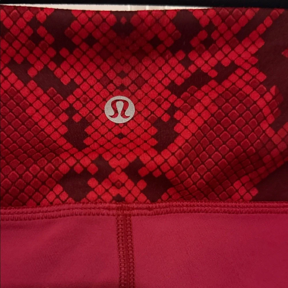 Lightly worn Vibrant lululemon Leggings with Snakeskin Accent size 4